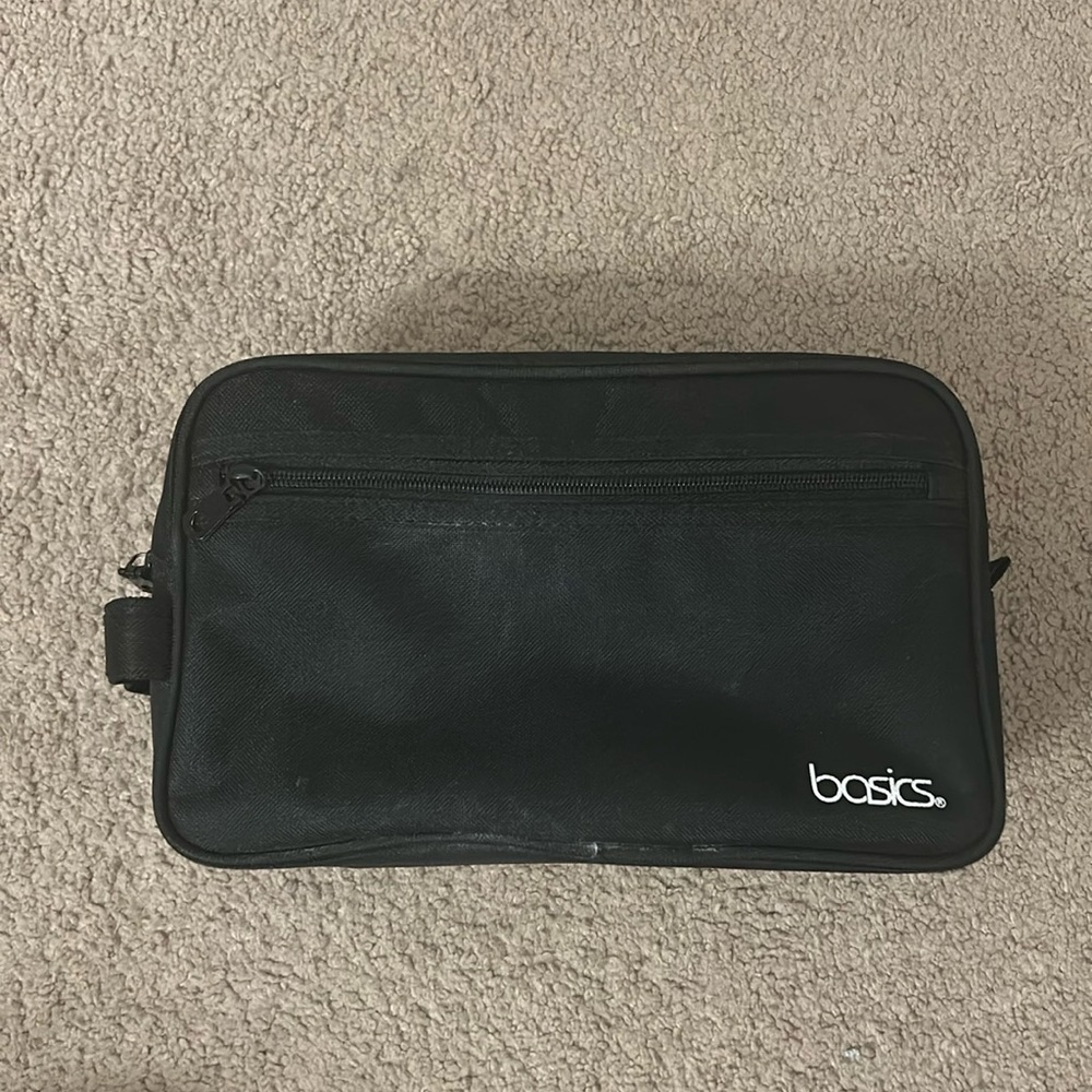 Basics Black Dopp Kit